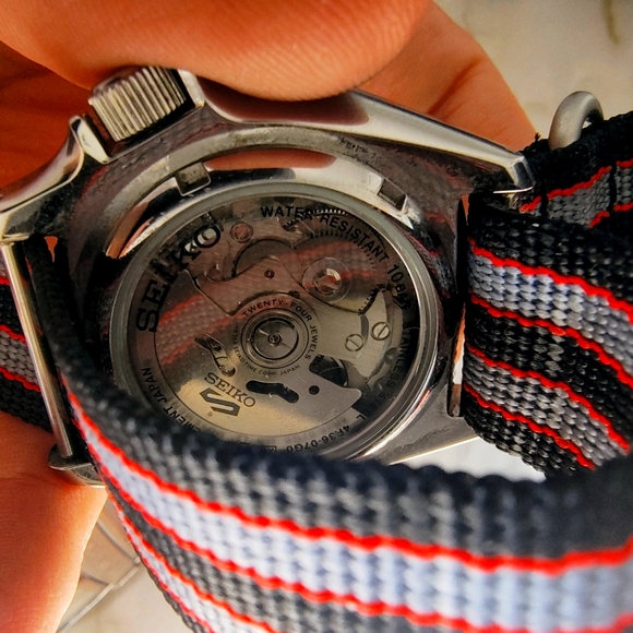 Seiko Black and Red Nato Strap Watch with Original Stainless Steel Bracelet - Picture 4 of 4